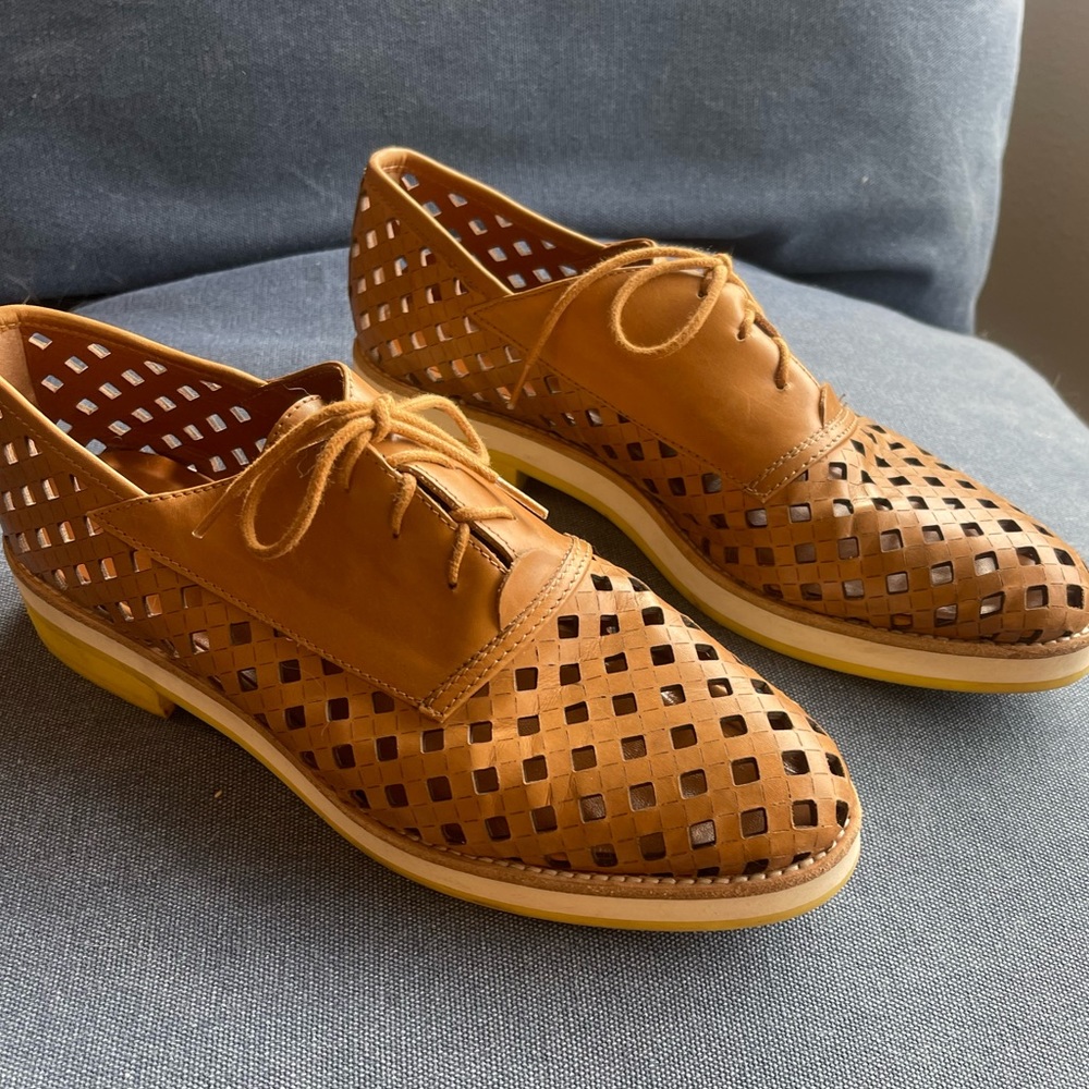 Aquatalia Perforated Leather Oxfords - Size 8 - Picture 3 of 5